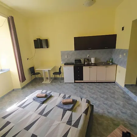 Dejan 3-free Parking Near Arena In Center, Near Bus, Train, Ferry, Airport Shuttle Pola