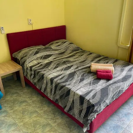 Dejan 3-free Parking Near Arena In Center, Near Bus, Train, Ferry, Airport Shuttle Pola