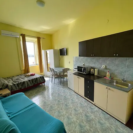 Dejan 3-free Parking Near Arena In Center, Near Bus, Train, Ferry, Airport Shuttle Apartment *