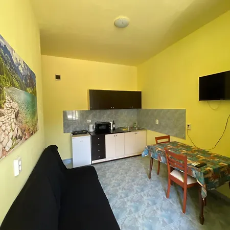 Dejan 3-free Parking Near Arena In Center, Near Bus, Train, Ferry, Airport Shuttle *