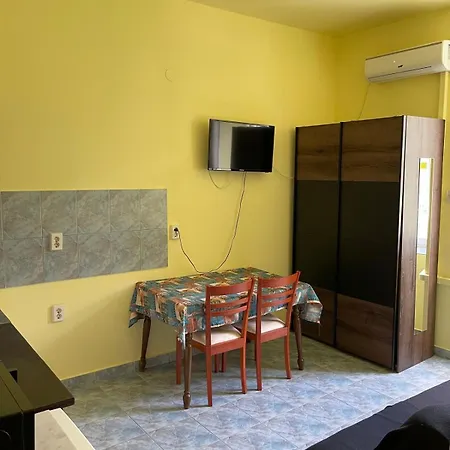 Dejan 3-free Parking Near Arena In Center, Near Bus, Train, Ferry, Airport Shuttle