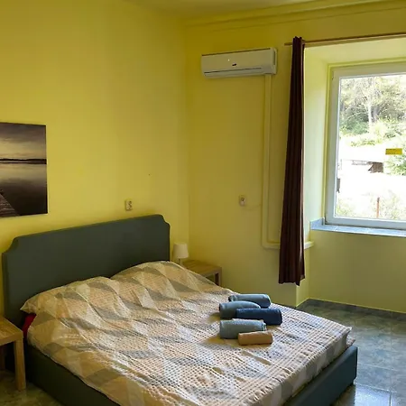 Dejan 3-free Parking Near Arena In Center, Near Bus, Train, Ferry, Airport Shuttle Pula
