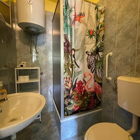 Dejan 3-free Parking Near Arena In Center, Near Bus, Train, Ferry, Airport Shuttle * Pula