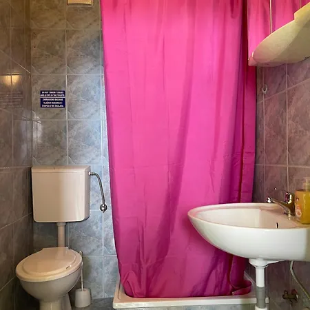 Dejan 3-free Parking Near Arena In Center, Near Bus, Train, Ferry, Airport Shuttle Apartment