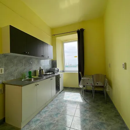 Dejan 3-free Parking Near Arena In Center, Near Bus, Train, Ferry, Airport Shuttle *