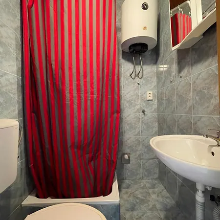 Dejan 3-free Parking Near Arena In Center, Near Bus, Train, Ferry, Airport Shuttle * Pula