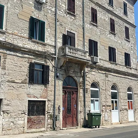 Dejan 3-free Parking Near Arena In Center, Near Bus, Train, Ferry, Airport Shuttle