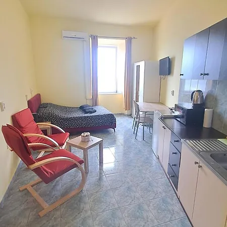 Dejan 3-free Parking Near Arena In Center, Near Bus, Train, Ferry, Airport Shuttle * Pula