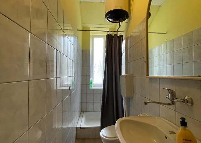 Dejan 3-free Parking Near Arena In Center, Near Bus, Train, Ferry, Airport Shuttle פולה