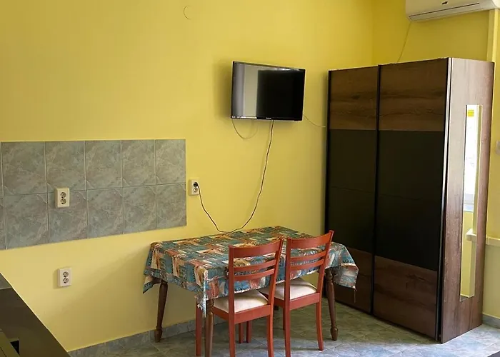 Dejan 3-free Parking Near Arena In Center, Near Bus, Train, Ferry, Airport Shuttle