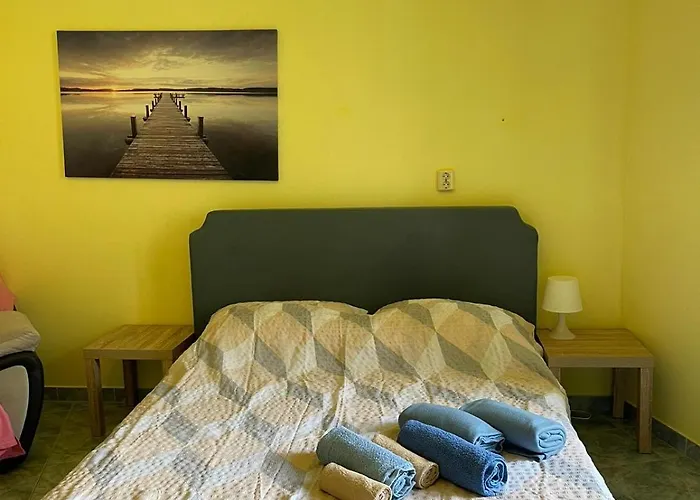 Dejan 3-free Parking Near Arena In Center, Near Bus, Train, Ferry, Airport Shuttle Apartment