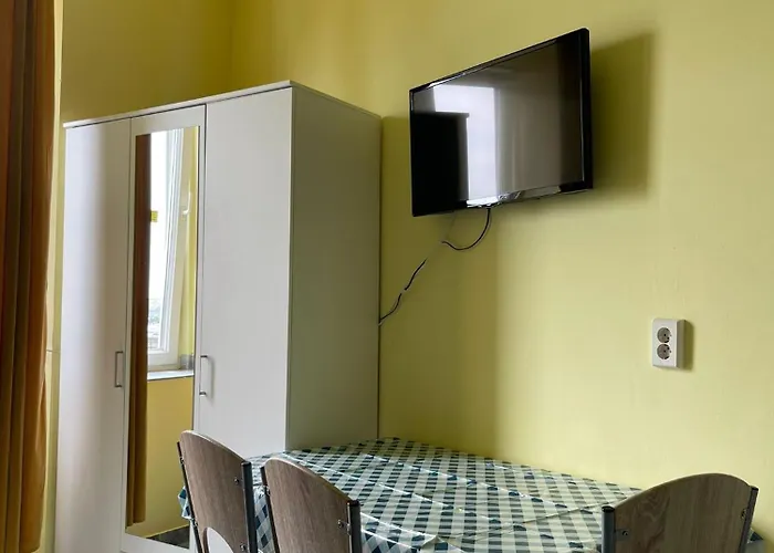 Dejan 3-free Parking Near Arena In Center, Near Bus, Train, Ferry, Airport Shuttle * פולה