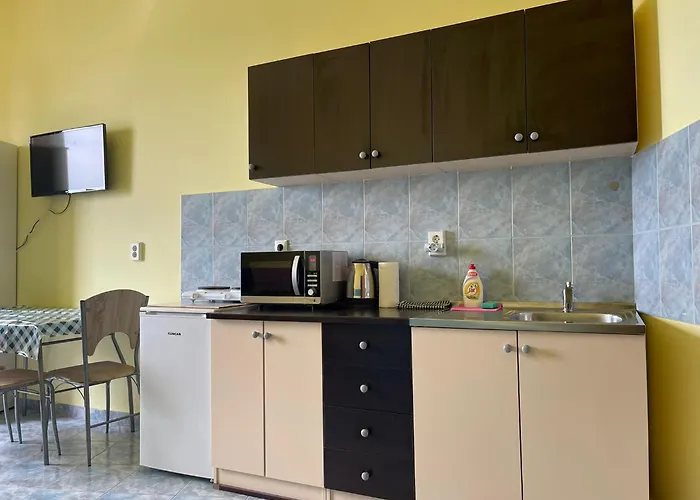 Dejan 3-free Parking Near Arena In Center, Near Bus, Train, Ferry, Airport Shuttle