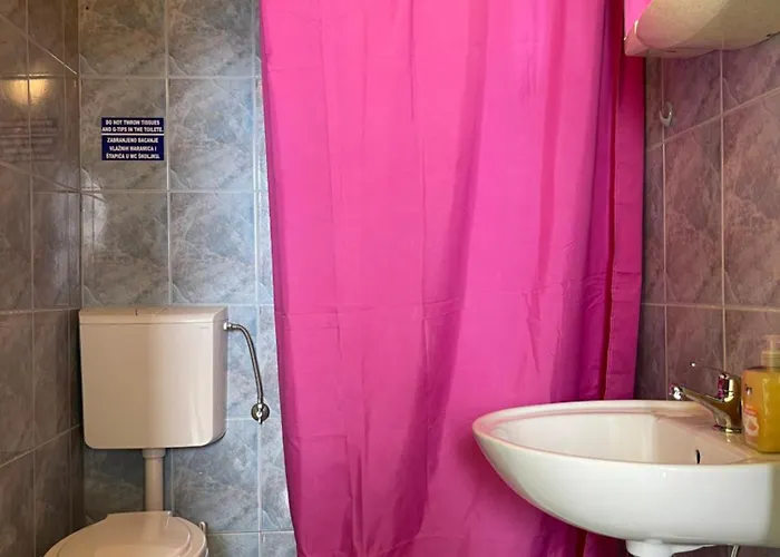 Dejan 3-free Parking Near Arena In Center, Near Bus, Train, Ferry, Airport Shuttle Apartment