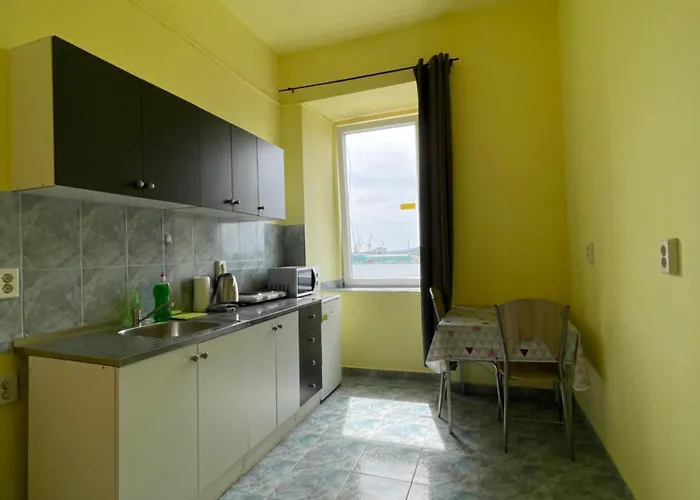 Dejan 3-free Parking Near Arena In Center, Near Bus, Train, Ferry, Airport Shuttle *