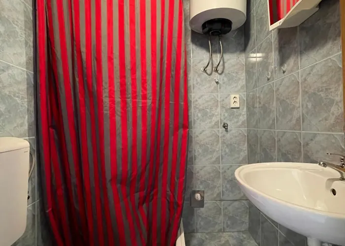 Dejan 3-free Parking Near Arena In Center, Near Bus, Train, Ferry, Airport Shuttle * Pula