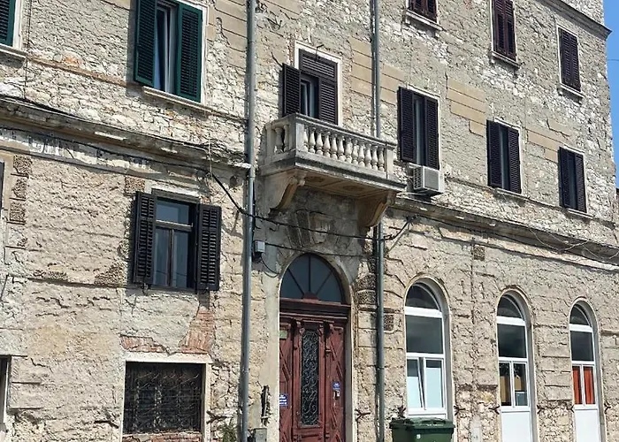 Dejan 3-free Parking Near Arena In Center, Near Bus, Train, Ferry, Airport Shuttle