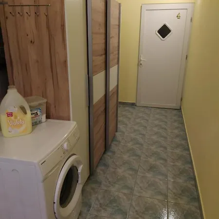 Dejan 3-free Parking Near Arena In Center, Near Bus, Train, Ferry, Airport Shuttle Πούλα