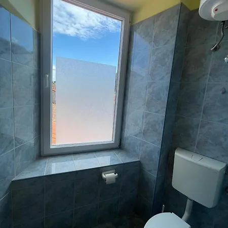 Dejan 3-free Parking Near Arena In Center, Near Bus, Train, Ferry, Airport Shuttle Πούλα