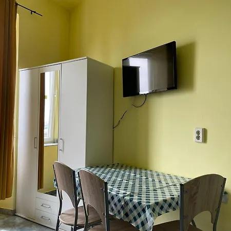 Dejan 3-free Parking Near Arena In Center, Near Bus, Train, Ferry, Airport Shuttle * Πούλα